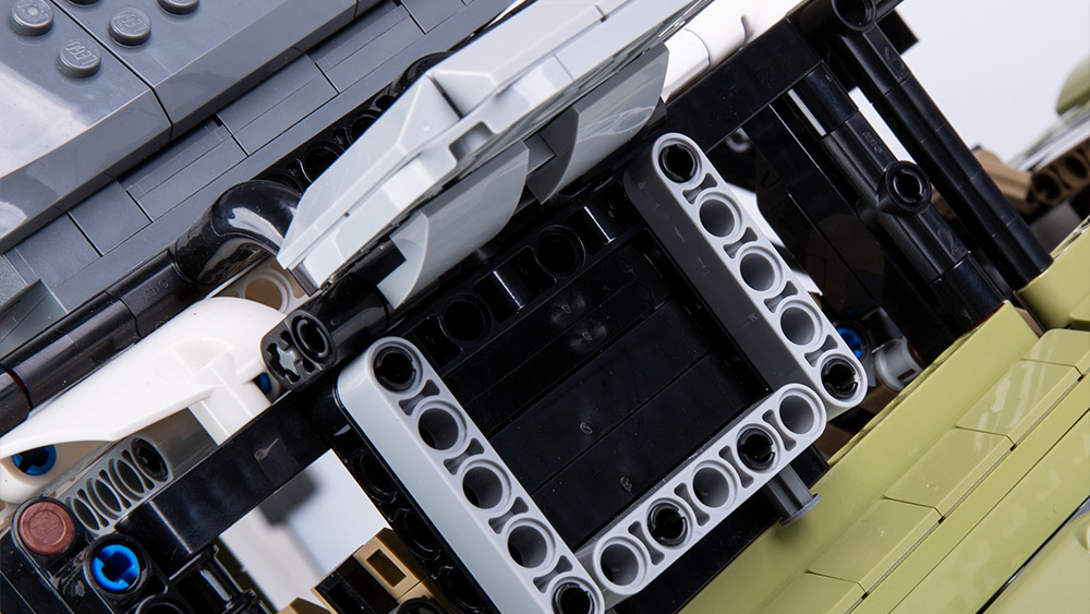 LEGO® TECHNIC ™ LAND ROVER DEFENDER 90 8