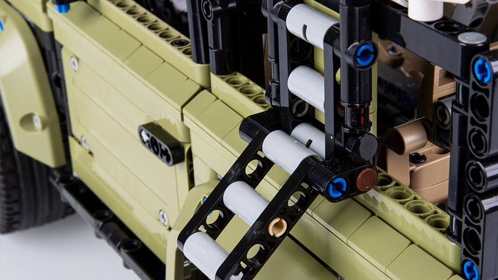 LEGO® TECHNIC ™ LAND ROVER DEFENDER 90 9